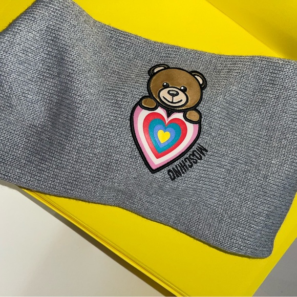 Moschino kids hat/scarf set - Picture 3 of 6